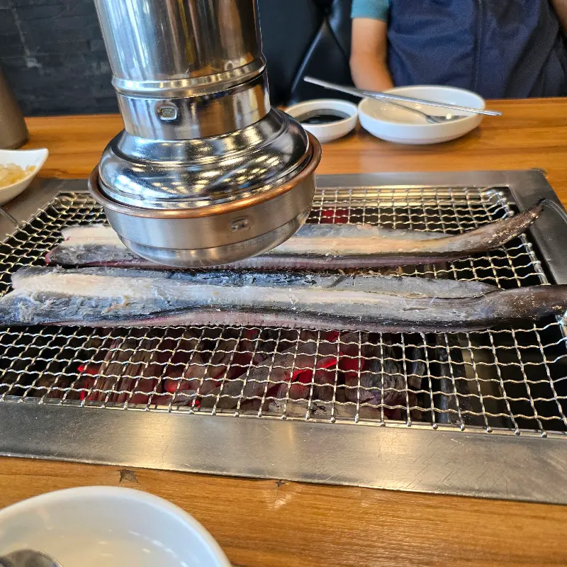 숯불 위에 올려진 싱싱한 장어