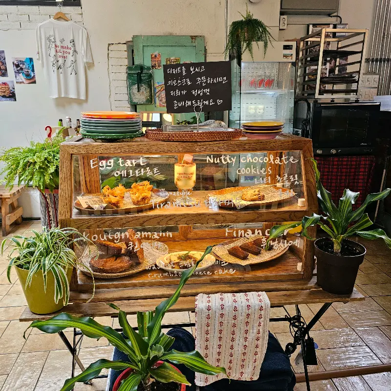 에그타르트와 다양한 디저트가 진열된 쇼케이스