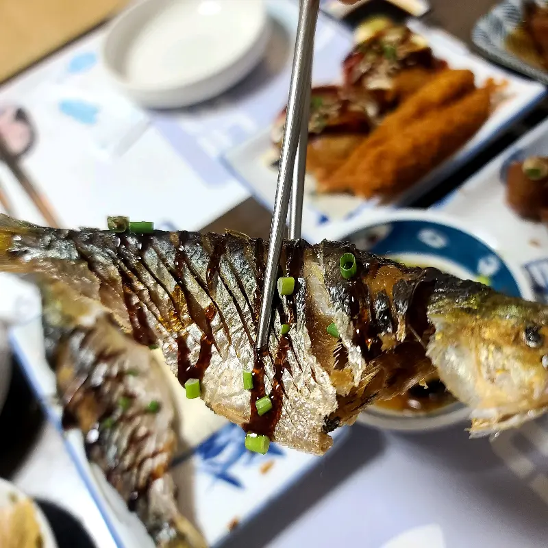 곁들임 찬으로 제공된 구이