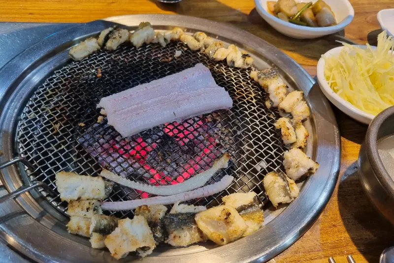 숯불 위에서 익어가는 장어