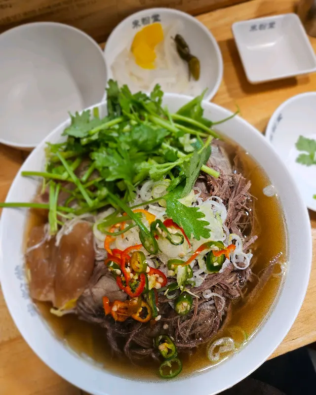 고수, 청양고추, 파가 듬뿍 올려진 쌀국수