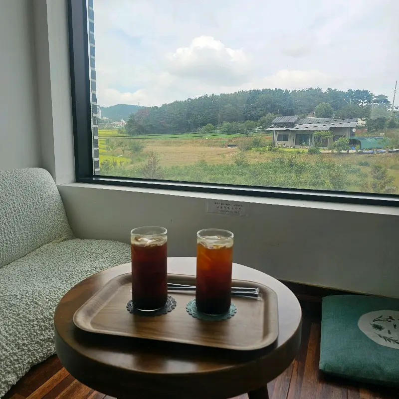 통창 너머로 보이는 온석지 뷰