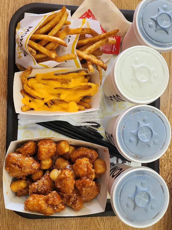 맘스터치 대표 메뉴 싸이버거와 케이준 양념감자