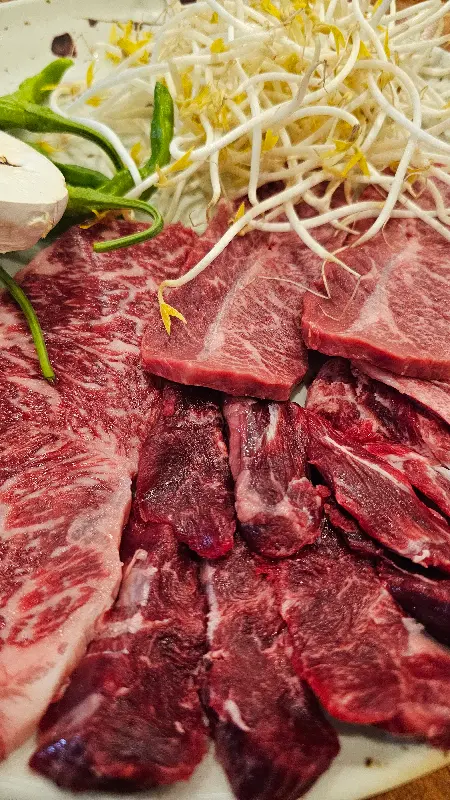 선홍빛 마블링이 예술인 스페셜 모듬