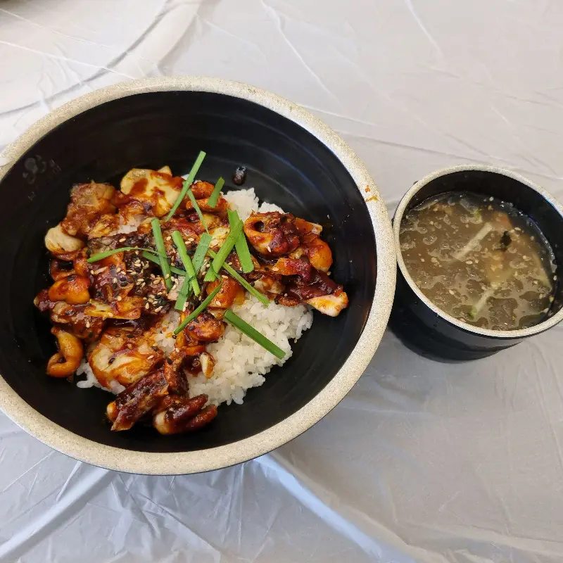 밥 위에 쭈꾸미를 올려 먹음직스럽게 담은 모습