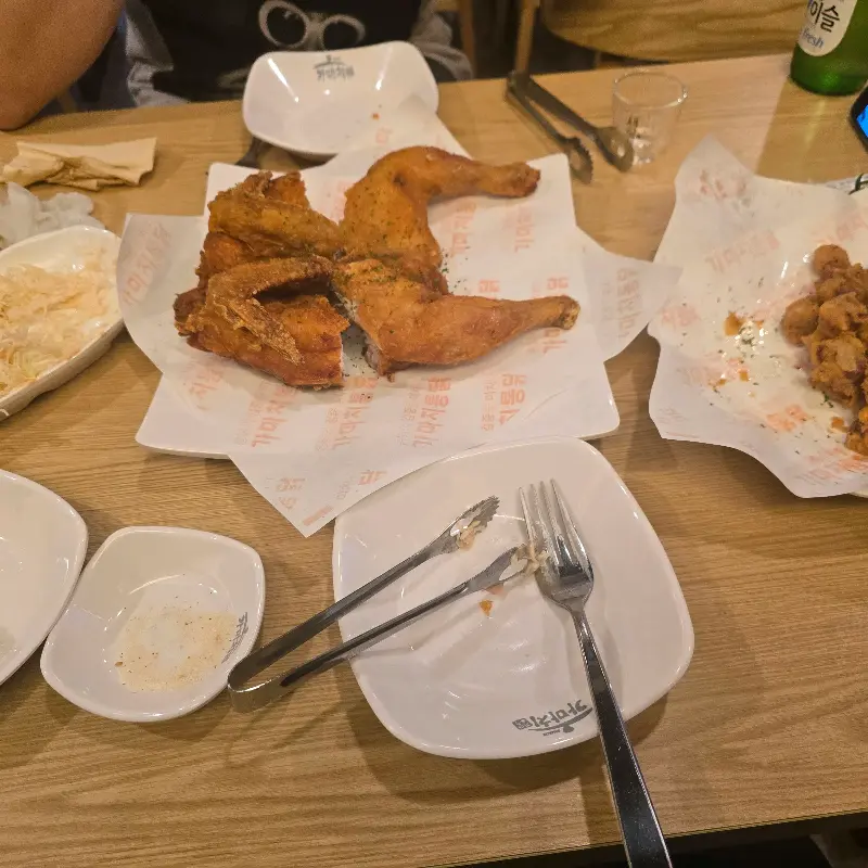 먹음직스러운 옛날 통닭 한 상