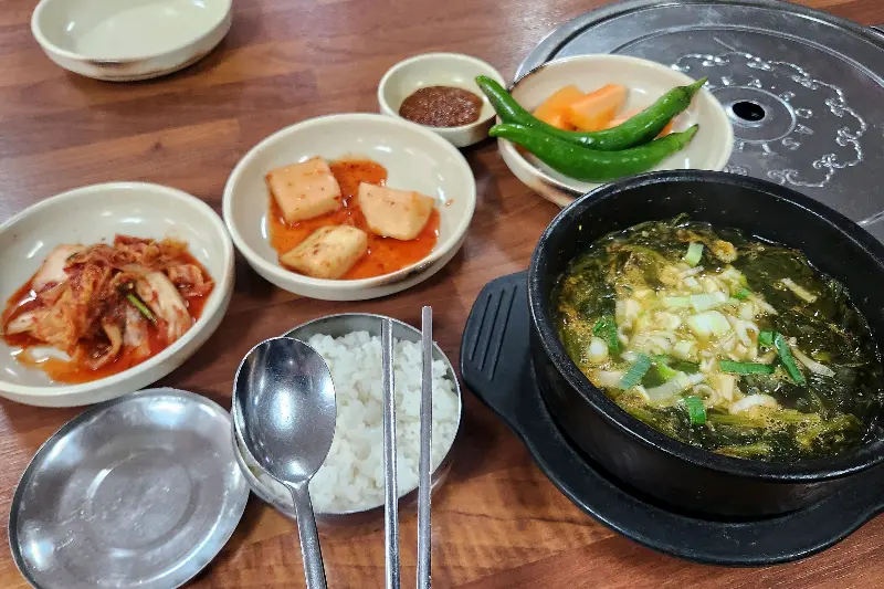 다슬기해장국과 밑반찬