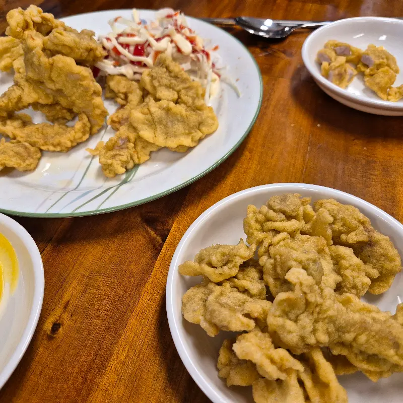 탕수육 포장 안내문이 벽에 붙어 있는 모습