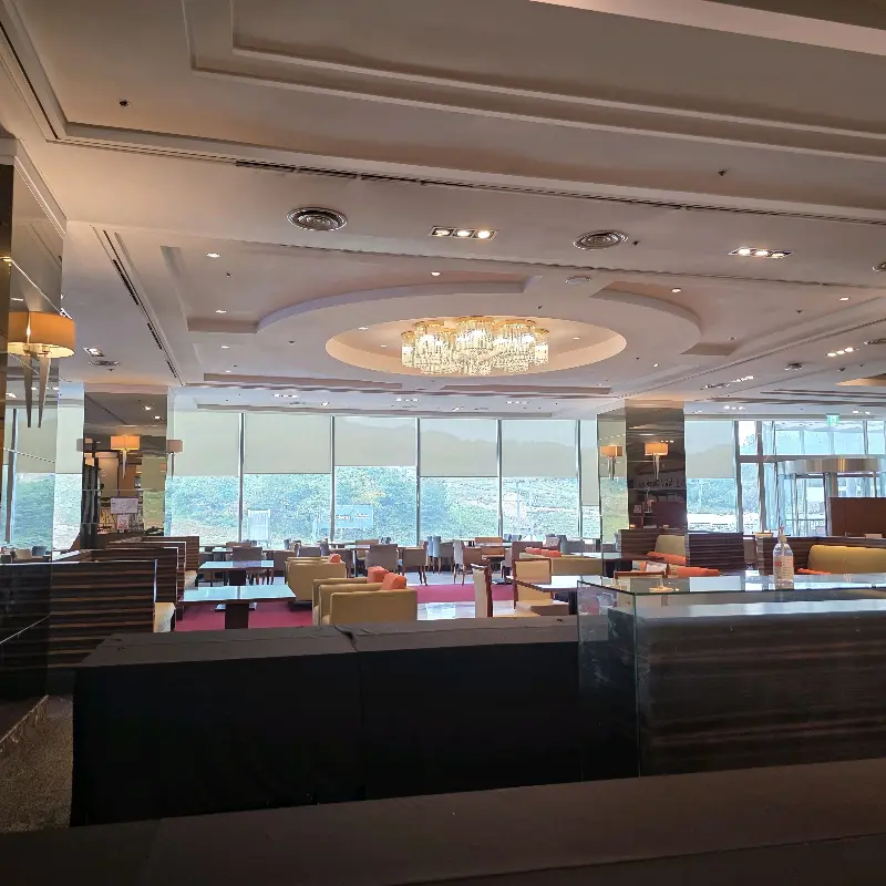 넓고 아늑한 카페 내부