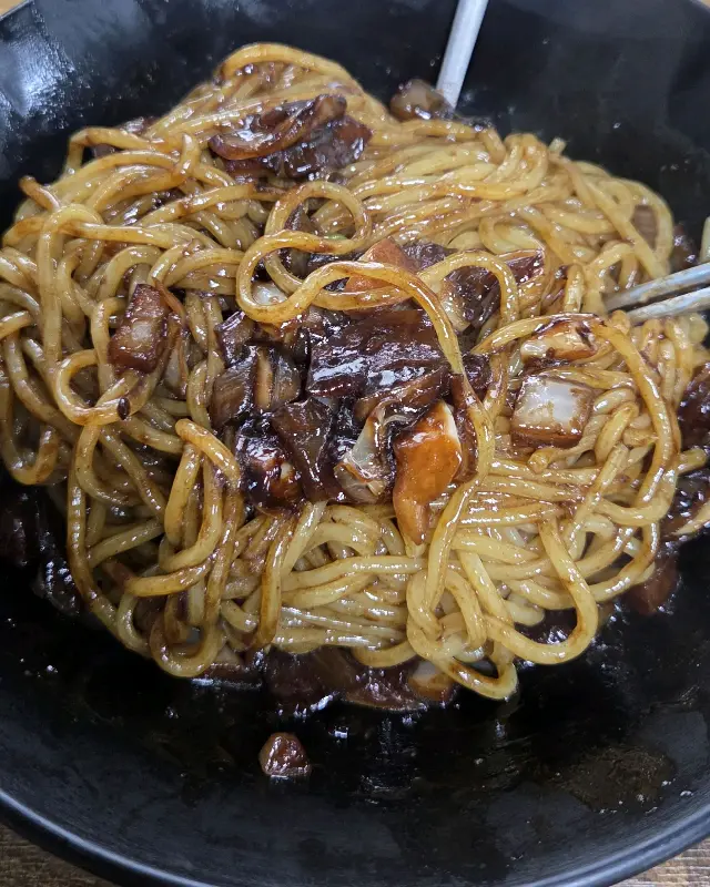 윤기가 흐르는 간짜장