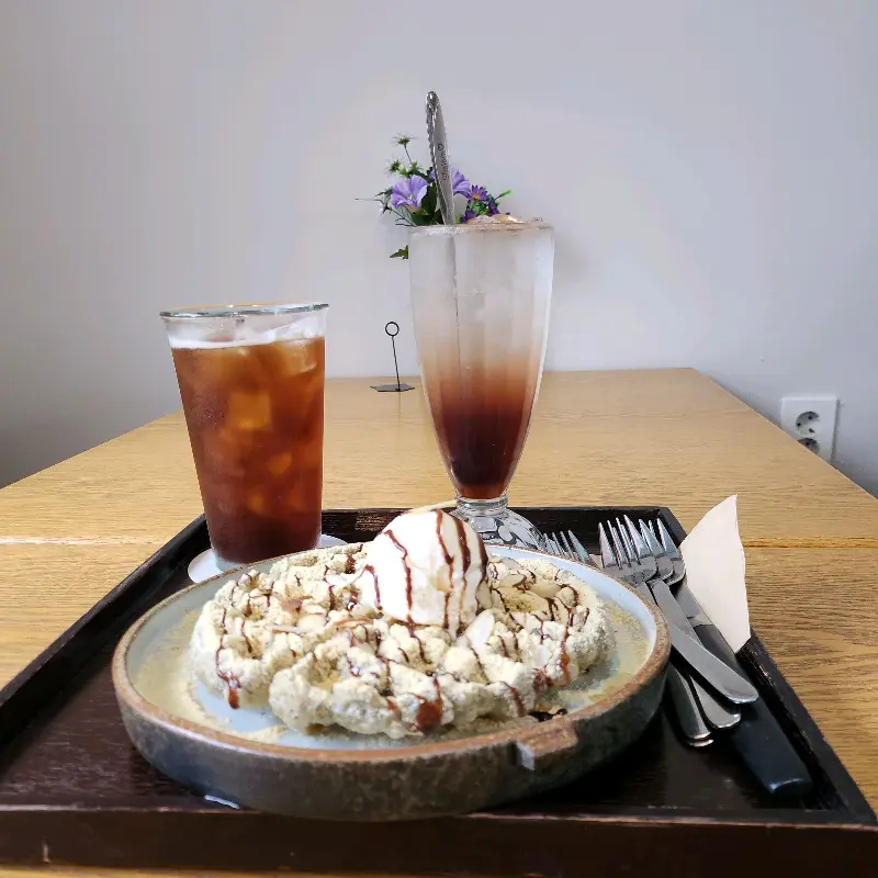 나무 쟁반 위에 놓인 떡과 음료