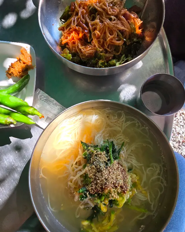 가오리 비빔국수와 잔치국수 한 상 차림