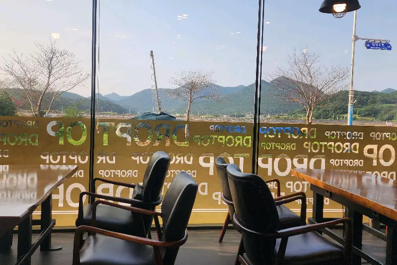 카페 창밖 풍경