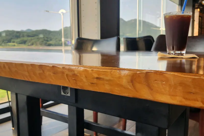 창밖 풍경과 음료