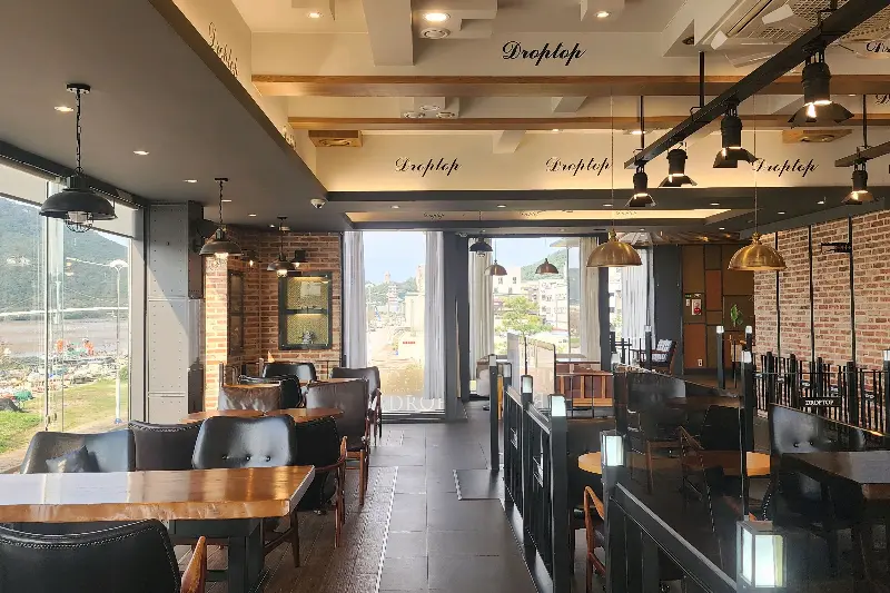 넓은 카페 내부