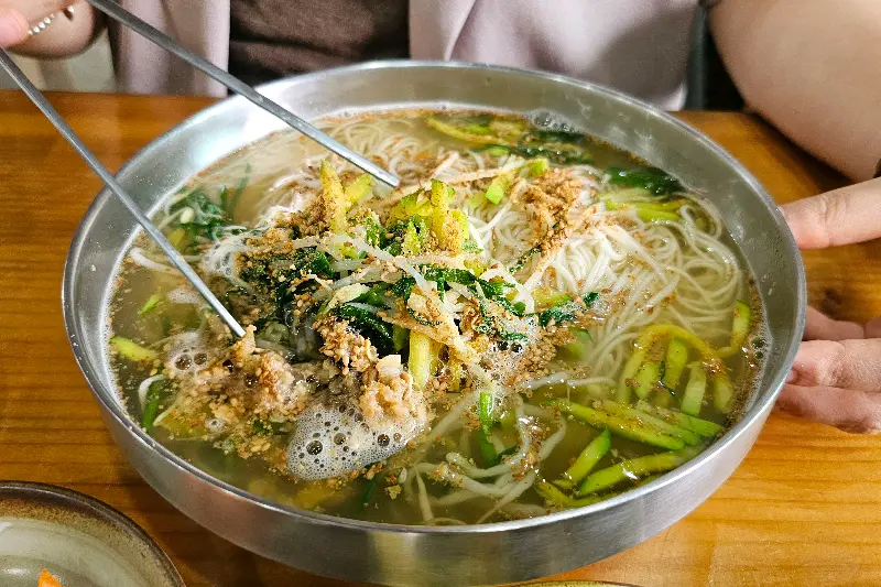 푸짐한 물국수의 모습