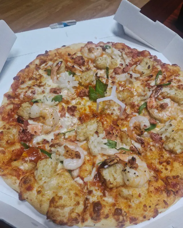 랍스터 슈림프 피자의 비주얼