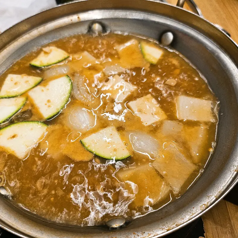 다양한 채소가 들어간 된장찌개