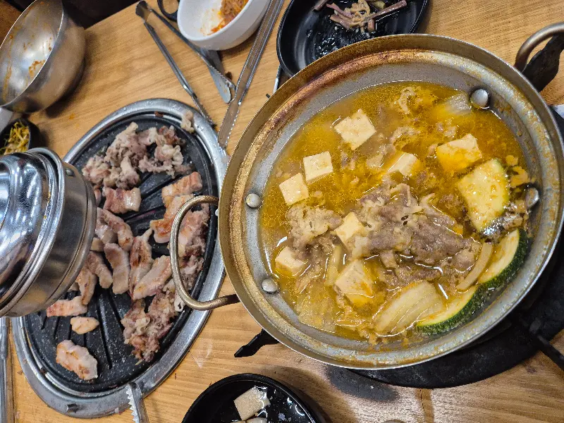 무한리필 고기집에서 푸짐하게 구워진 고기