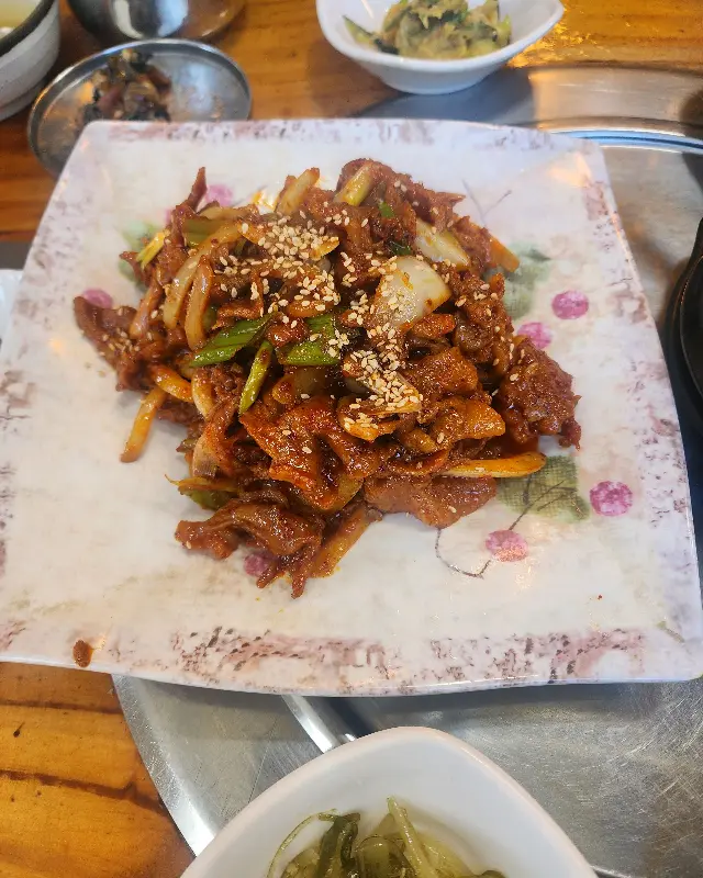 양념 돼지갈비 한 상 차림