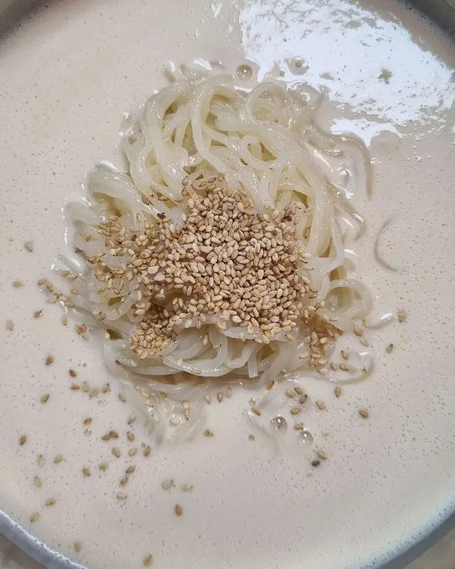 고소함이 느껴지는 콩국수