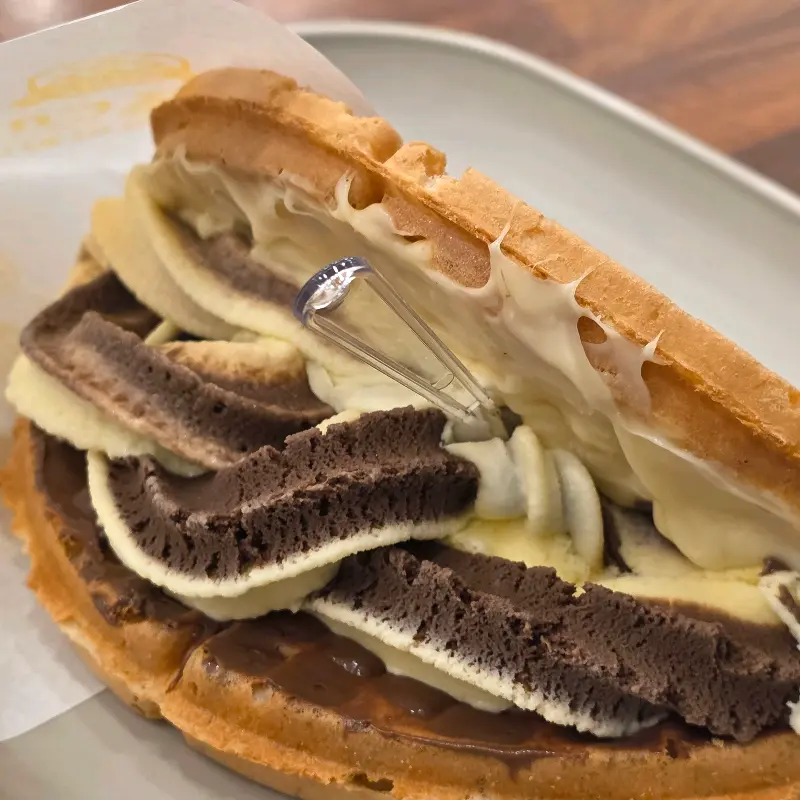 다양한 토핑이 올라간 와플