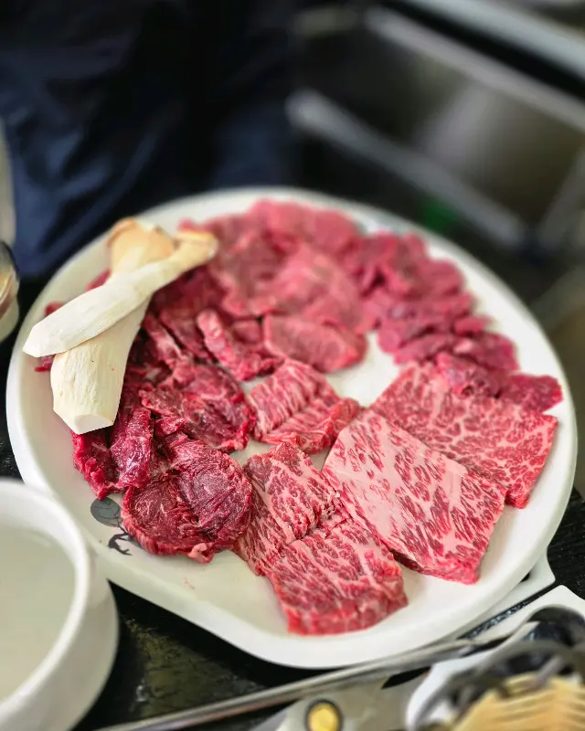 푸짐한 고기 한 상 차림