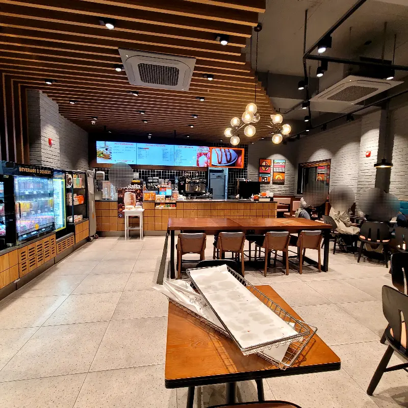 넓고 쾌적한 매장 내부