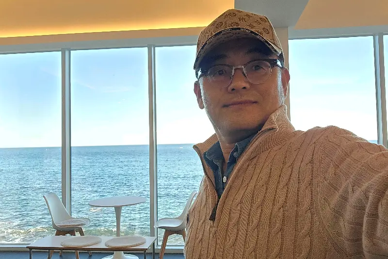 카페 내부에서 보이는 바다