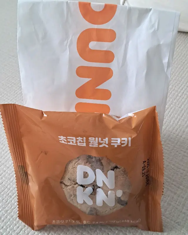 포장된 쿠키와 던킨도너츠 봉투