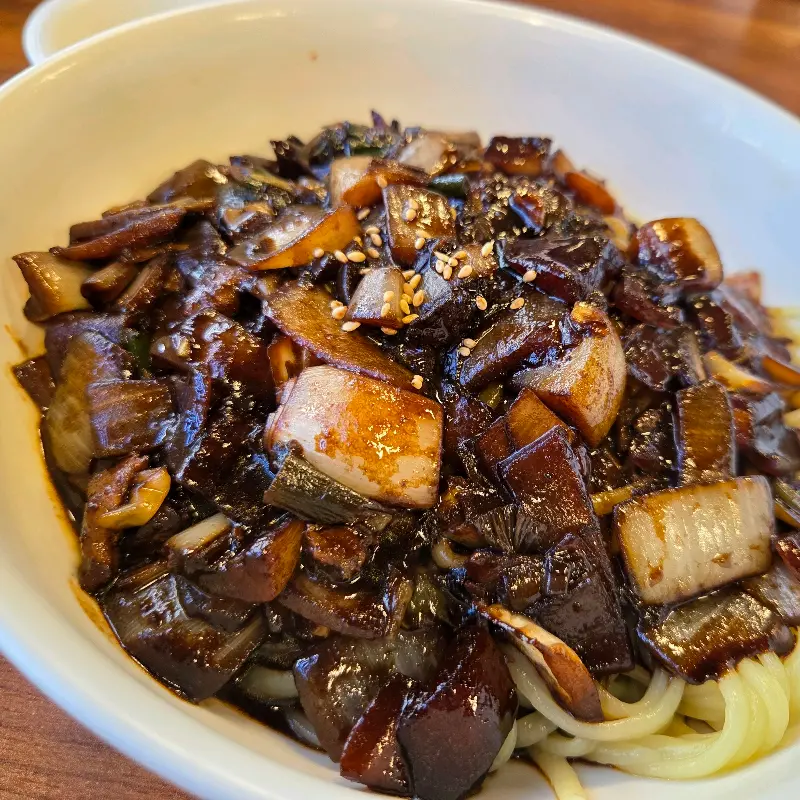 윤기가 흐르는 짜장면