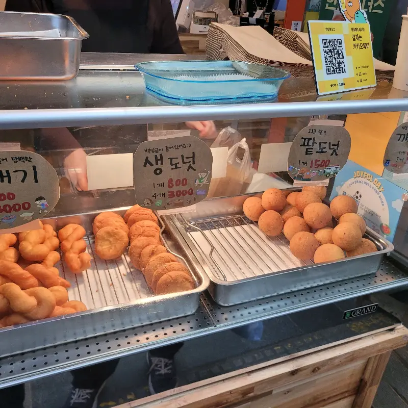 꽈배기, 생도넛, 팥도넛이 진열된 모습