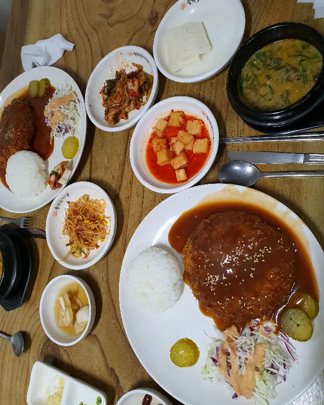 푸짐한 돈가스 한 상