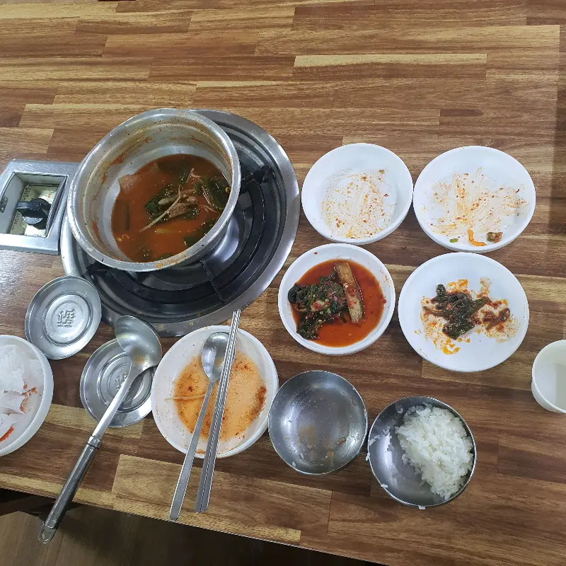 깔끔하게 비워진 테이블