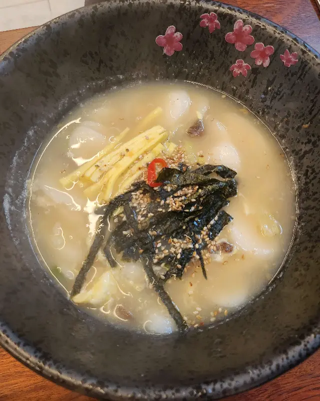 따뜻하고 깊은 맛의 떡국