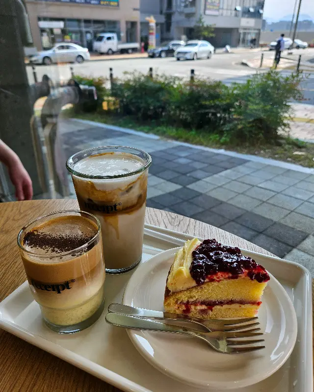 크림이 층층이 쌓인 리시트 커피와 애플 크럼블