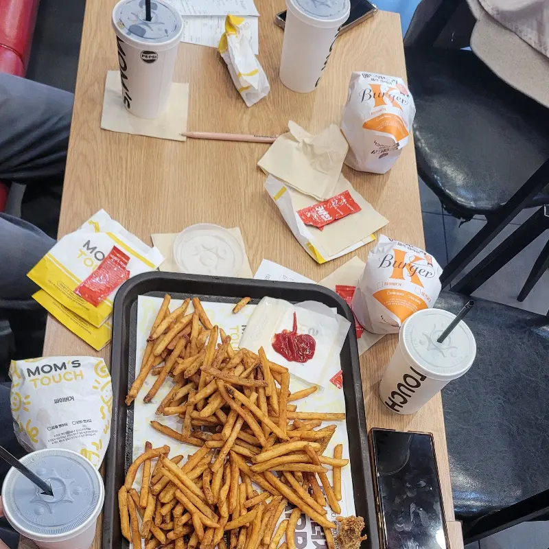 맘스터치 테이블 전경