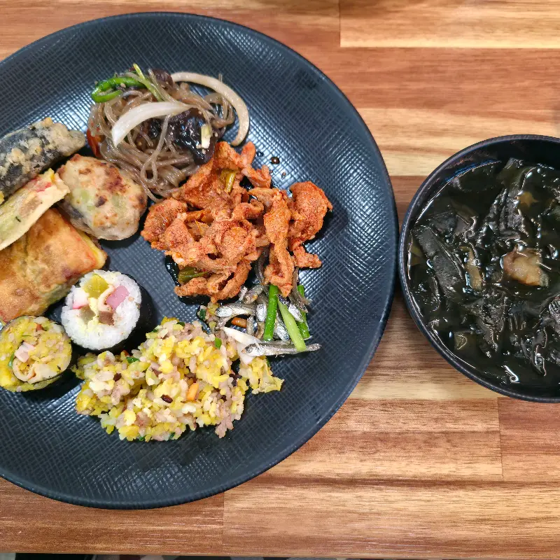 다채로운 음식들로 가득 찬 접시