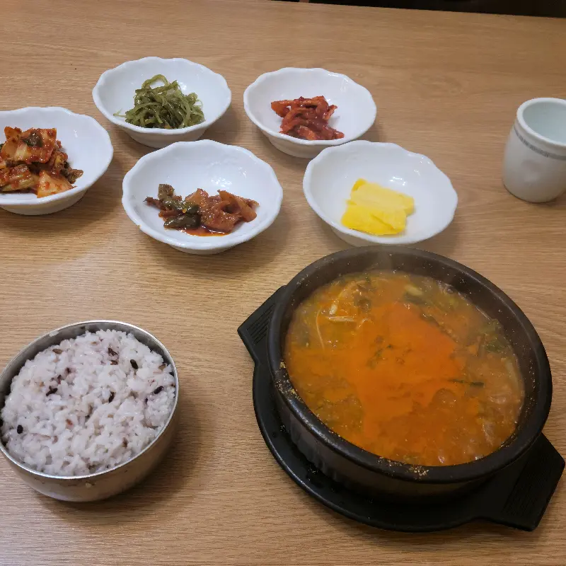 정갈한 밑반찬과 뼈추린 매운탕 한 상 차림