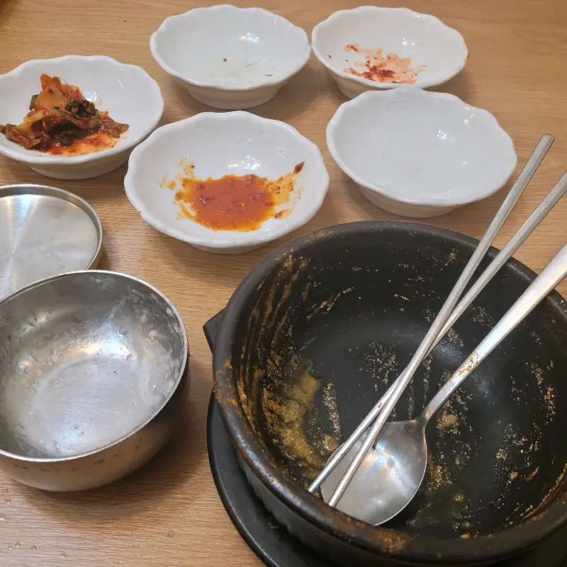 깨끗하게 비워진 뚝배기