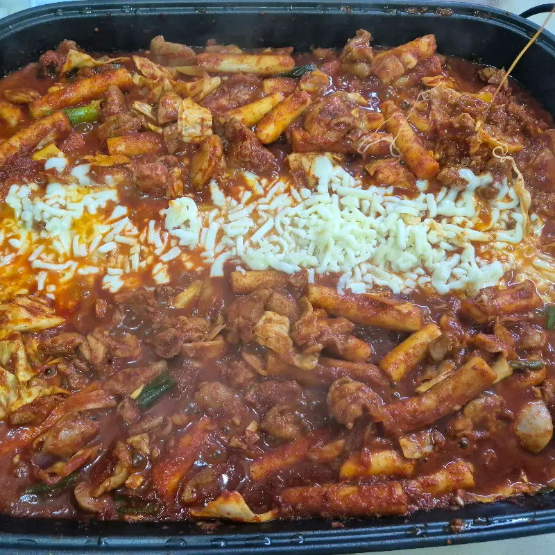 치즈 사리가 듬뿍 올려진 닭갈비