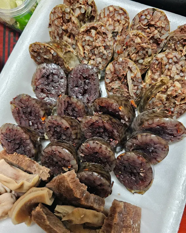 다양한 종류의 순대가 담긴 접시