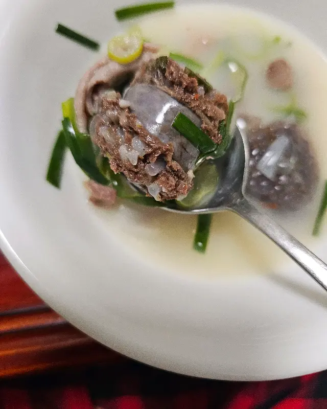 숟가락 위에 올려진 순대와 국물