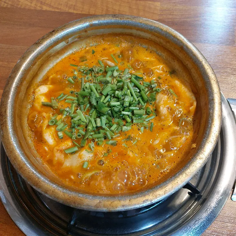 미나리가 듬뿍 올려진 어죽