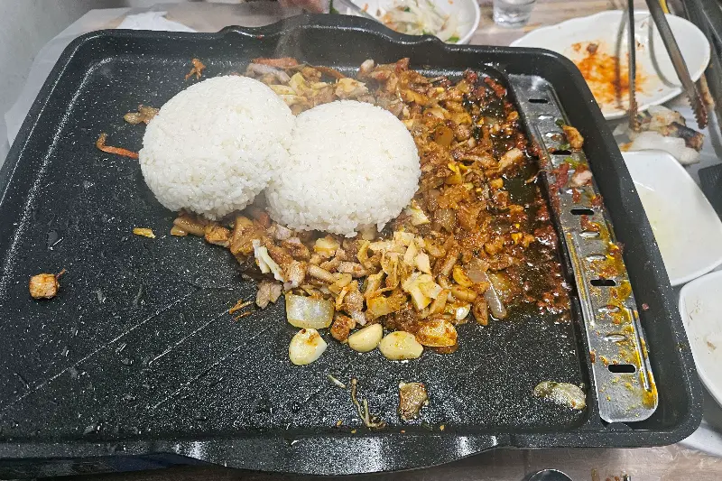 볶음밥 재료 투하