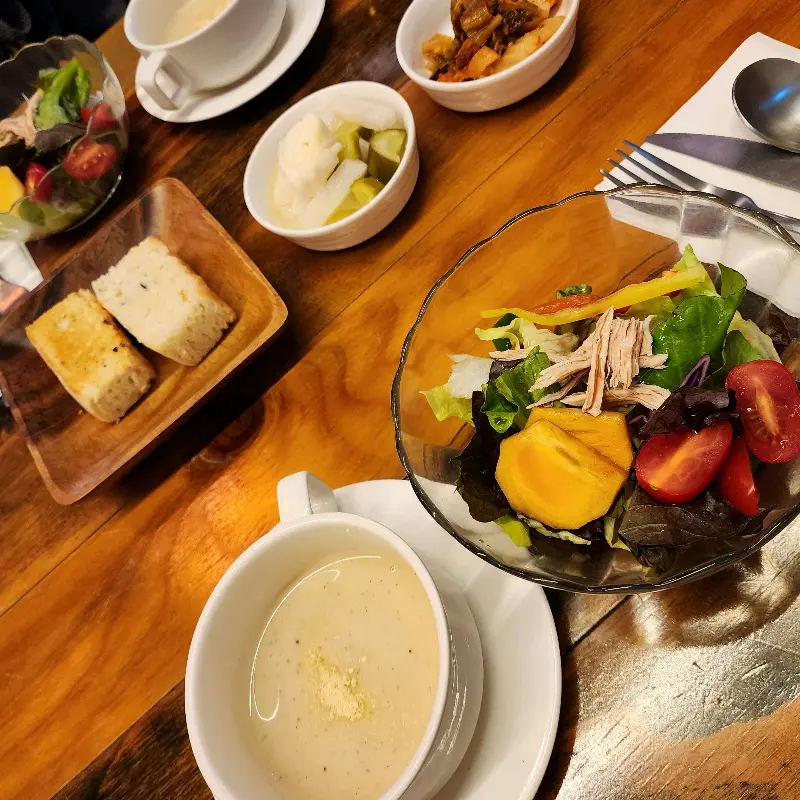 정갈하게 차려진 돈가스 코스