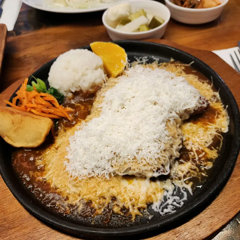치즈가 듬뿍 올려진 돈가스