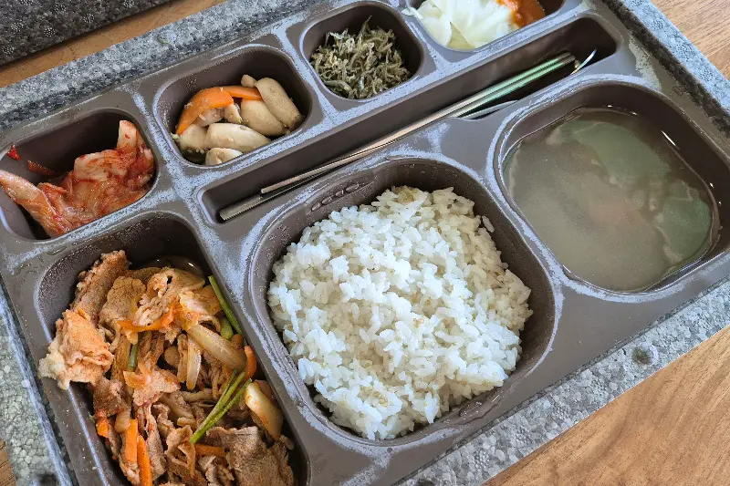 정갈하게 담겨 나오는 도시락