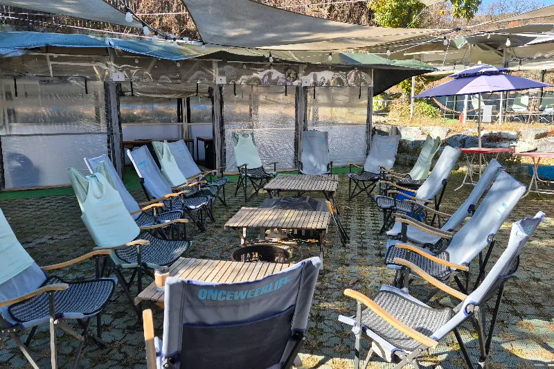 바베큐를 즐길 수 있는 야외 테이블