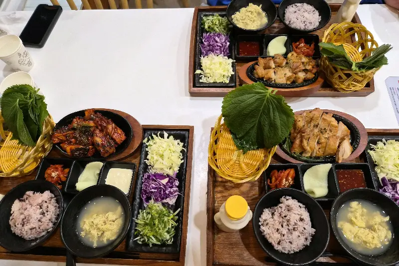 푸짐한 한 상 차림, 다양한 쌈 채소가 인상적이다